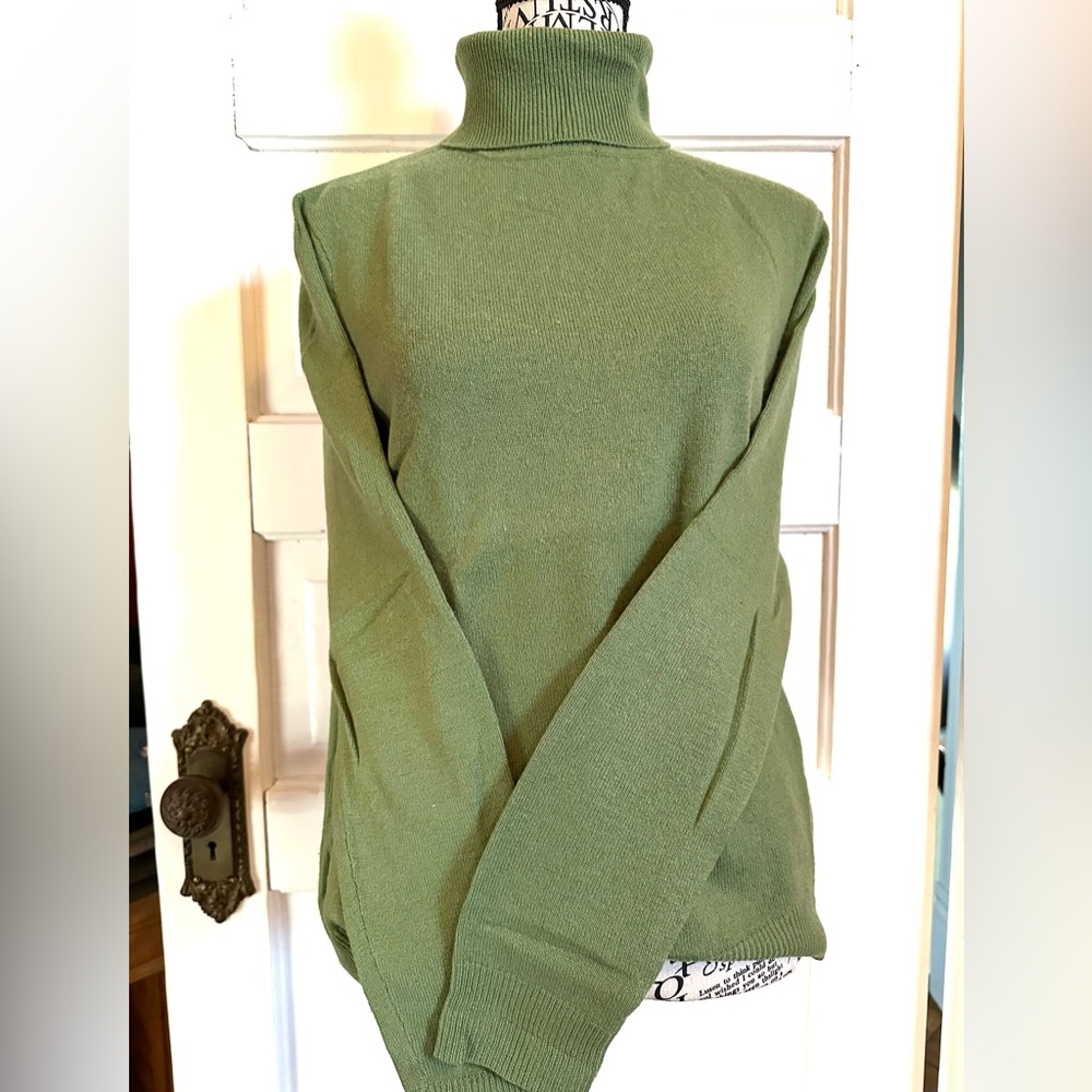 💚EUC Grass Green Turtleneck Cashmere Sweater, Size Medium